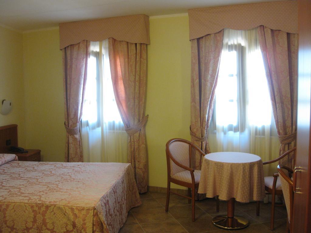 Albergo Giardino Sannazzaro de' Burgondi Bilik gambar